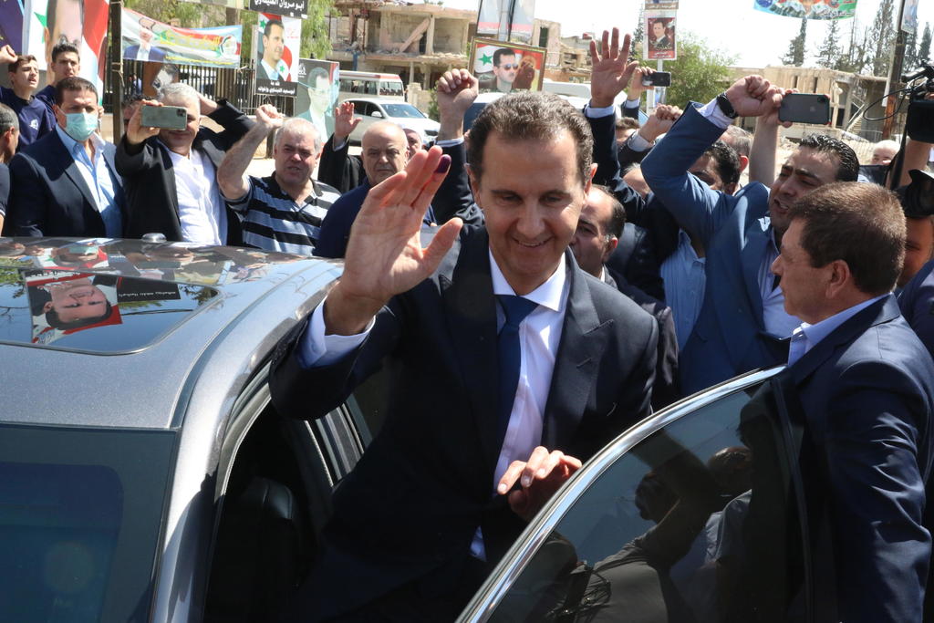  El actual dirigente sirio, Bachar al Asad, se ha hecho con un cuarto mandato y seguirá gobernando el país árabe durante siete años más tras arrasar con el 95.1 % de los votos en las polémicas elecciones presidenciales celebradas el miércoles en los territorios bajo su control. (ARCHIVO)