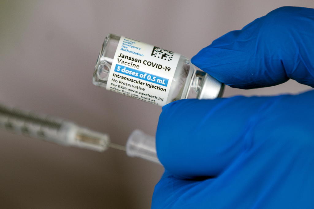 El subsecretario de Prevención y Promoción de la Salud, Hugo López-Gatell, informó que la Cofepris autorizó para uso de emergencia la vacuna Janssen contra COVID-19. (ARCHIVO)