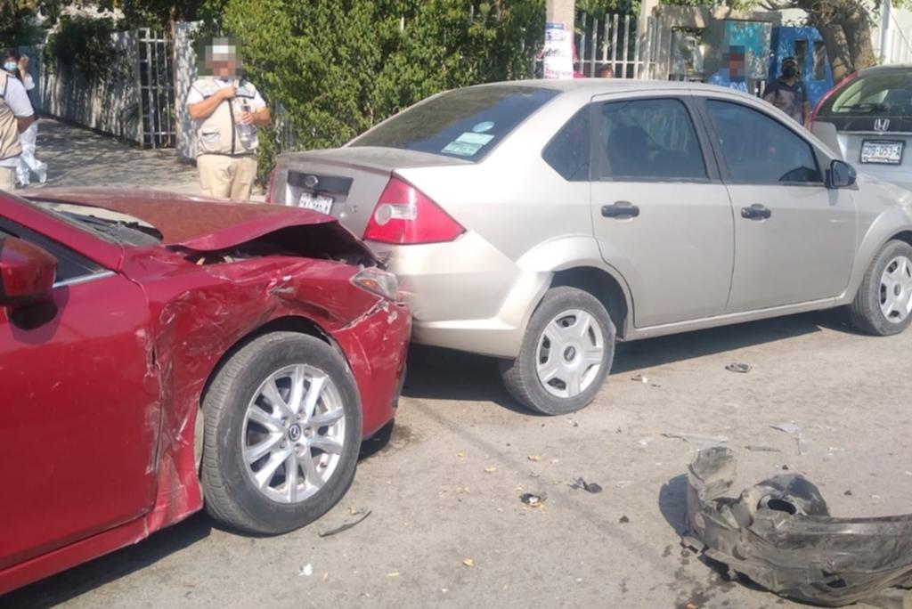 Choque entre dos vehículos deja sólo daños materiales, el percance se registró la mañana del jueves en el sector Centro de Gómez Palacio. (EL SIGLO DE TORREÓN)