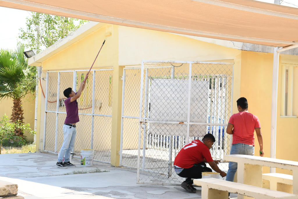 Los propios estudiantes de la secundaria participaron en las acciones de limpieza y pintura en la institución educativa. (FERNANDO COMPEÁN)