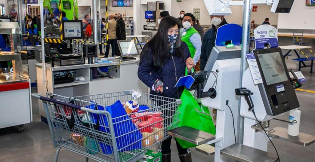 El 'Reglamento del Club' Costco en el apartado 'Obligaciones de los socios' inciso 'd' dice: 'El socio admitirá la revisión del número de artículos adquiridos en las instalaciones del Club antes de salir del mismo, por el personal autorizado por el Club'.
(ARCHIVO)