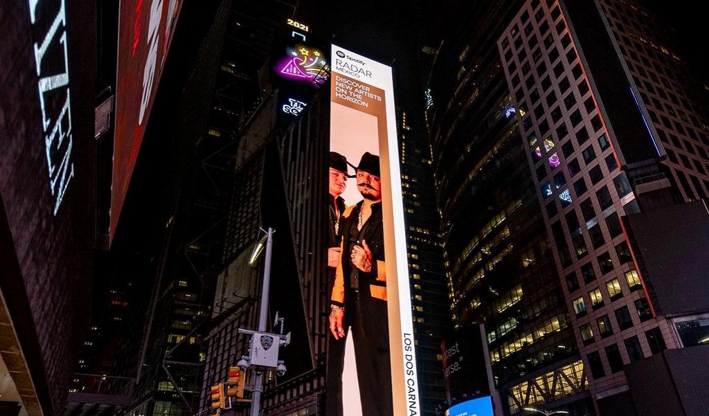 Los Dos Carnales se “aparecen” en el famoso Time Square de Nueva York. (INSTAGRAM) 