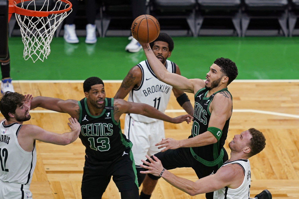 Jayson Tatum anotó 50 puntos en la victoria de Nets 125-119 sobre los Celtics, con lo que se acercaron 2-1 en la serie. (AP)