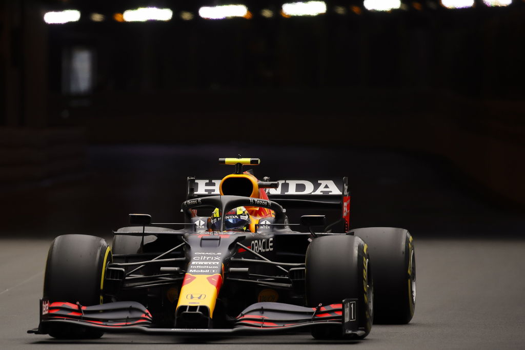 Sergio Pérez hizo una gran carrera en Mónaco, finalizando en el cuarto lugar, mientras que su coequipero Max Verstappen se llevó el triunfo. (ESPECIAL)