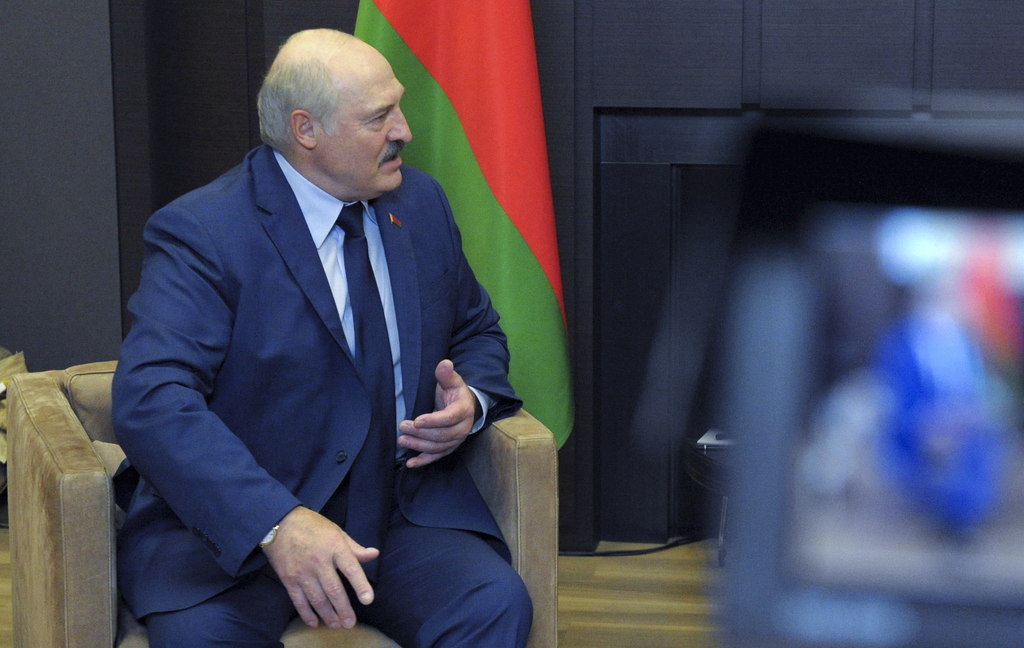El mandatario bielorruso criticó a la Unión Europea por castigar a la aerolínea estatal Belavia con el cierre de su espacio aéreo.