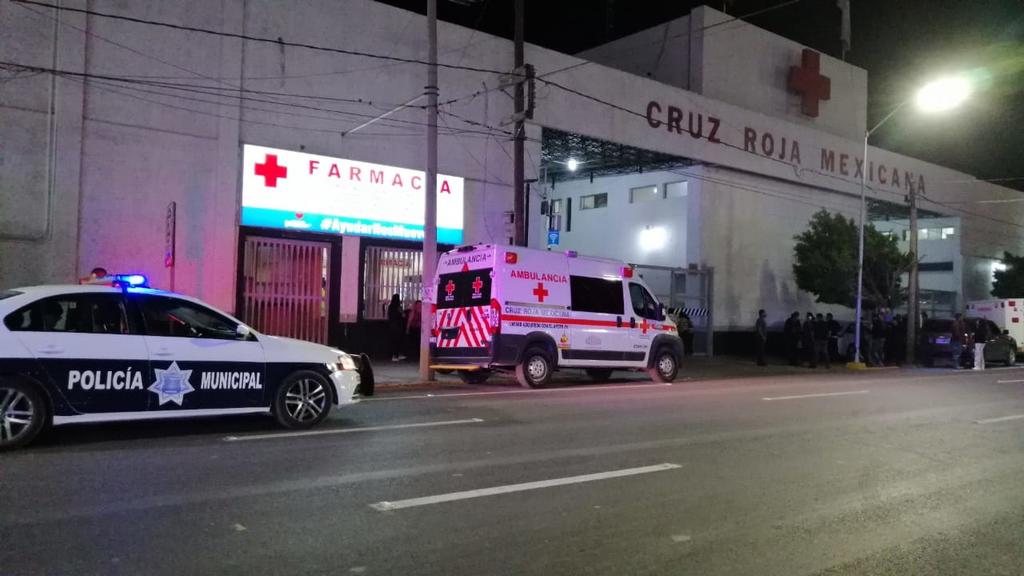 Paramédicos de la Cruz Roja arribaron al lugar para atender al joven, mismo que presentaba un impacto de bala en la pierna derecha.
(ARCHIVO)