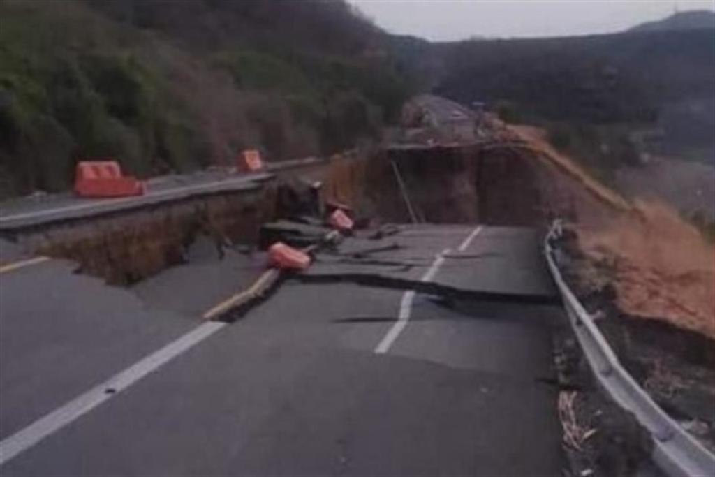 Un tramo de la autopista Siglo 21 en Michoacán colapsó esta mañana sin que haya reporte de víctimas.
(ESPECIAL)