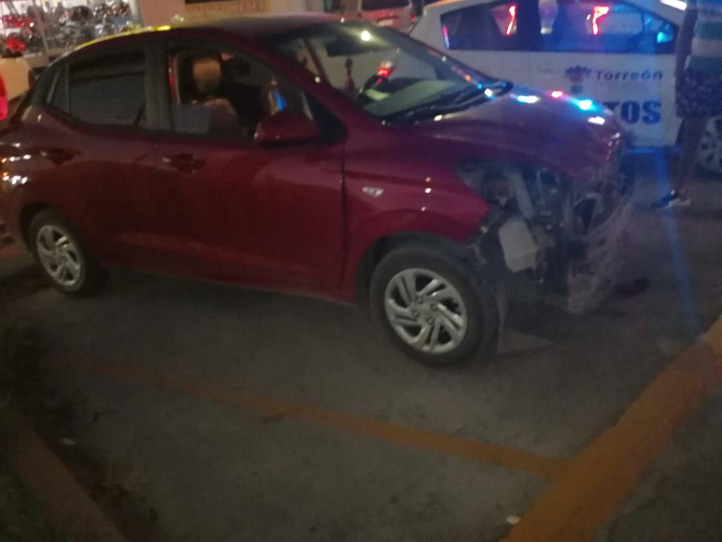 La unidad fue impactada por un automóvil Hyundai Grand i-10, color rojo, modelo 2021, mismo que circulaba sobre la avenida Zacatecas y era conducido por Brenda de 44 años.
(EL SIGLO DE TORREÓN)