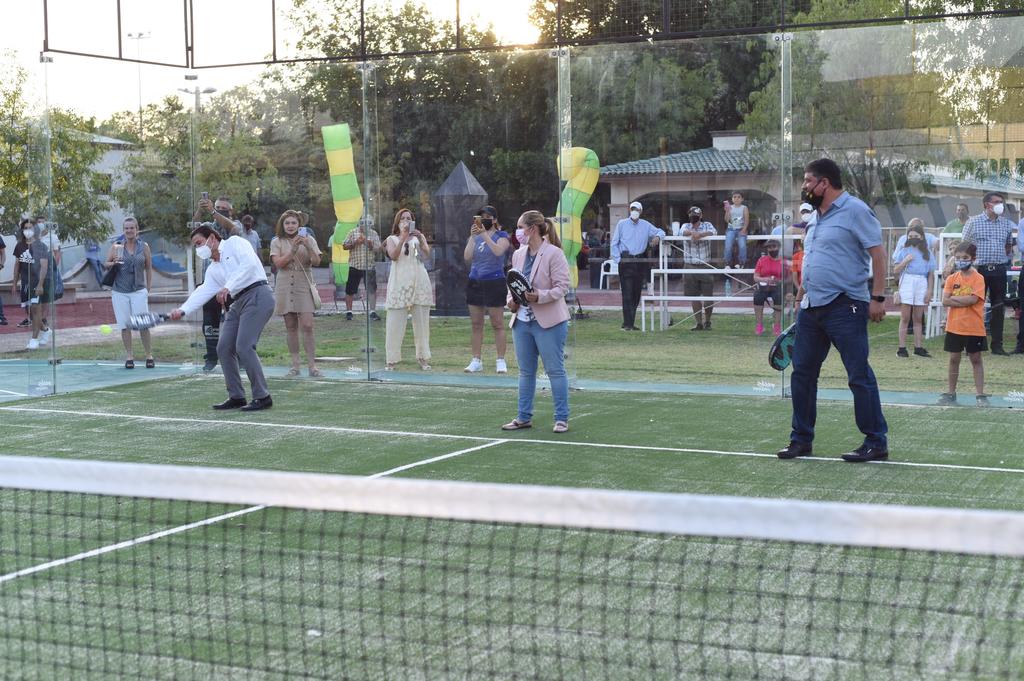 Buscando promover la práctica del pádel y ofrecer mayores espacios para la creciente comunidad deportiva en esta disciplina, el Club San Isidro inauguró el pasado viernes un par de canchas en las instalaciones del tradicional club lagunero. (Especial) 