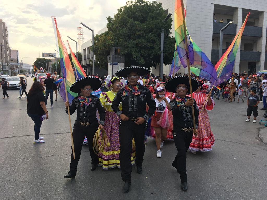 Un mes antes del Día del Orgullo Gay, las calles del Centro de Torreón se llenaron de colores y música durante la celebración de la décimo tercera edición del Pride Torreón, en el que desde las 19:00 horas, integrantes del colectivo de Lesbianas, Gays, Bisexuales, Travestis, Transgénero y Transexuales, Queer y otras identidades no incluidas en las anteriores (LGBTIQ+) de la Comarca Lagunera salieron a marchar para visibilizar sus derechos.  (EL SIGLO DE TORREÓN) 