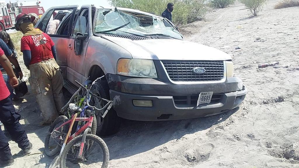 Un total de cinco personas resultaron lesionadas tras la volcadura de una camioneta en el municipio de San Pedro Coahuila, viajaban de Texas a Santo Niño Durango.