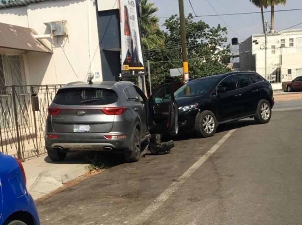 La mañana de este domingo se registró un accidente vial en la ciudad de Torreón donde se vieron involucrados cuatro vehículos, dos en movimiento y dos estacionados. (EL SIGLO DE TORREÓN)