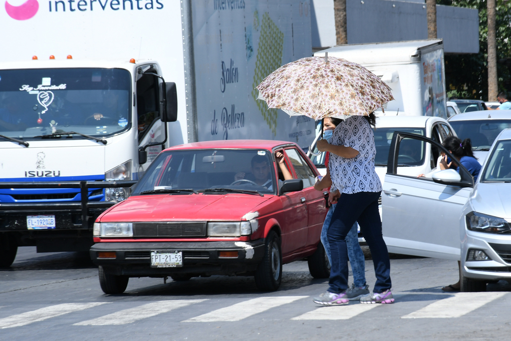 Es importante que las personas eviten estar en la calle de las 12 del mediodía a las 4 de la tarde, el lapso de más calor. (ARCHIVO)