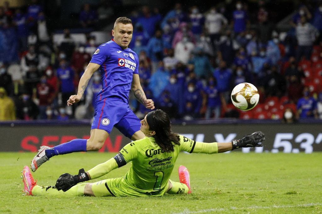 Jonathan Rodríguez supera a Carlos Acevedo para marcar el gol del empate a un tanto, que a la postre le dio el título a la 'Máquina Cementera'. (AP)