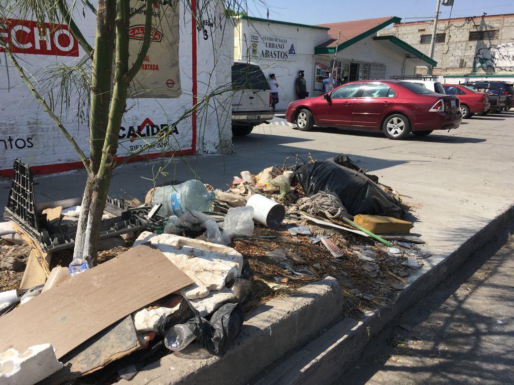 Justo al exterior del Centro de Salud Urbano Abastos, sobre la calle C. Vicente Suárez, es común observar montones de basura y escombro.