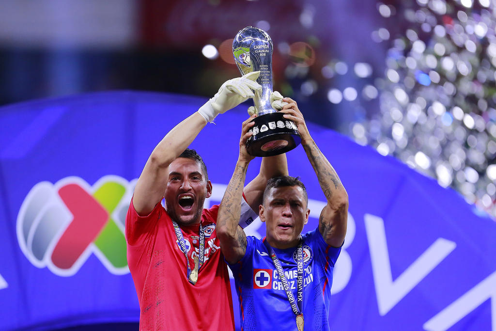 Tras una larga espera, Jesús Corona (i) y Julio César Domínguez levantan un título de Liga MX para Cruz Azul. (JAM MEDIA)