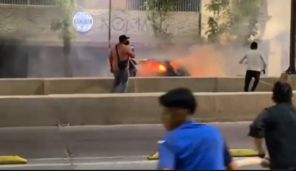 A través de redes sociales ha circulado un video en el que se observa un automóvil incendiándose en la Ciudad de México, mientras algunos aficionados del Cruz Azul intentan apagarlo. (ESPECIAL)
