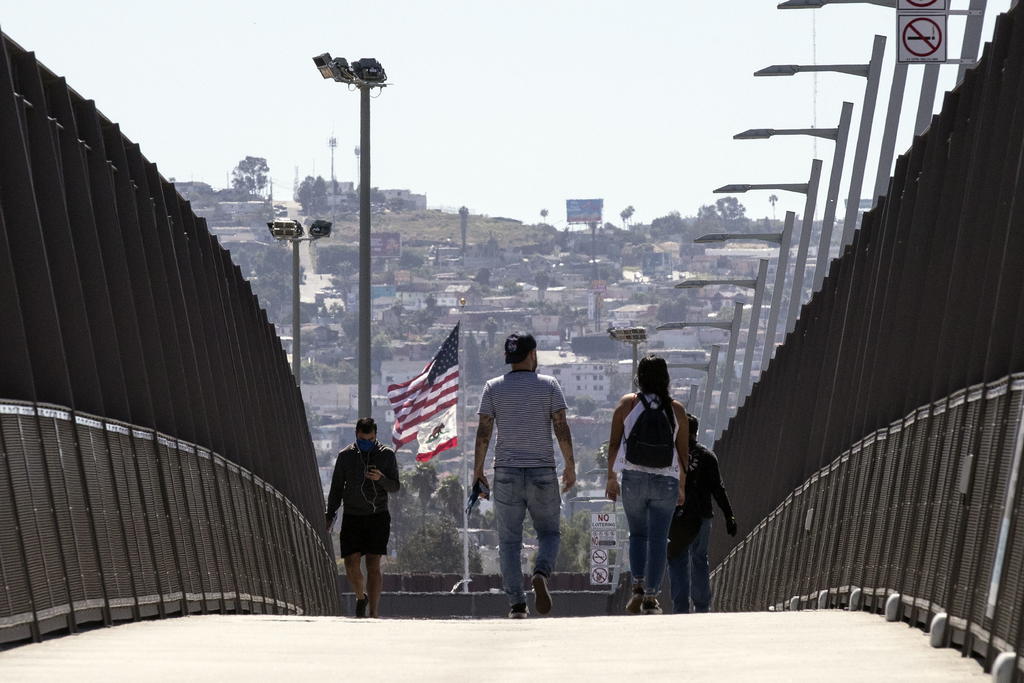 El Gobierno de Estados Unidos quiere facilitar la inmigración legal al país, dando marcha atrás a numerosas medidas de la Administración de Donald Trump y expandiendo las vías de acceso para ciudadanos extranjeros, según informó este lunes The New York Times con base en un documento al que ha tenido acceso. (ARCHIVO) 
