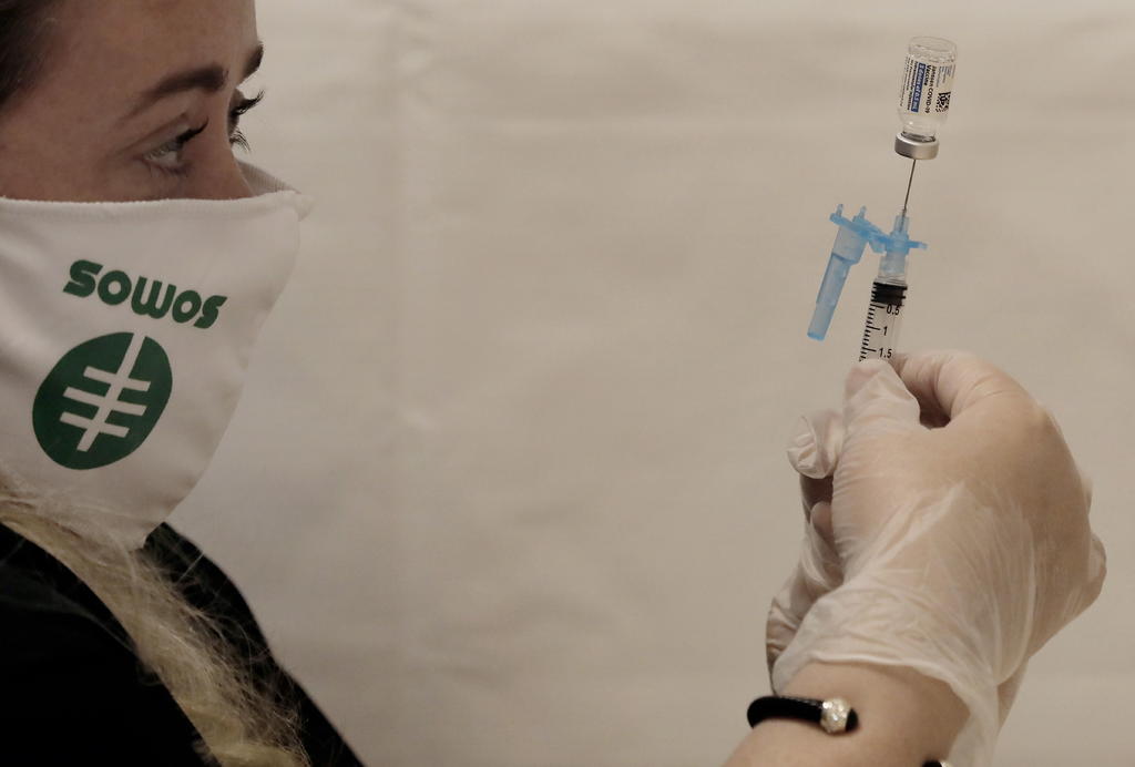 En abril, el gobierno estadounidense anunció planes de compartir millones de vacunas contra el COVID-19 con el resto del mundo antes de fines de junio. Han pasado cinco semanas y las demás naciones siguen esperando con impaciencia quién recibirá y cómo serán distribuidas las inoculaciones. (ARCHIVO) 
