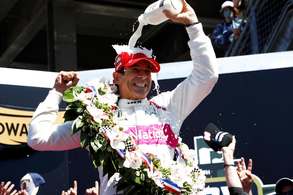 El brasileño Helio Castroneves alcanzó la consagración al ganar este domingo su cuarto título en las 500 Millas de Indianápolis, convirtiéndose en el cuarto piloto en conseguir el triunfo en el Gran Espectáculo de Carreras por cuarta vez. (EFE)
