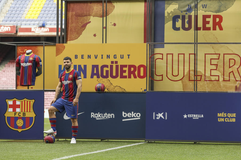Sergio Agüero será el nuevo socio de ataque de Lionel Messi en el Barcelona tras firmar un contrato de dos temporadas con el club español. (AP)