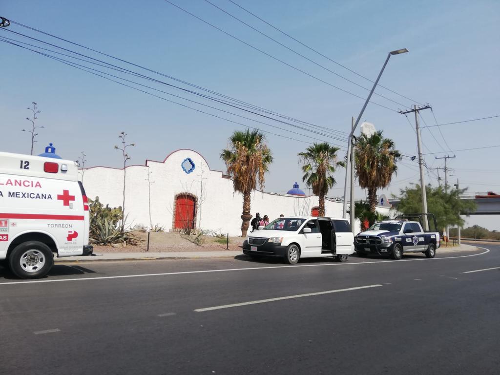 Fue por medio de una llamada telefónica al sistema estatal de emergencias 911, que se solicitó una ambulancia en el cruce del bulevar Torreón-Matamoros y la carretera a Mieleras. (EL SIGLO DE TORREÓN)