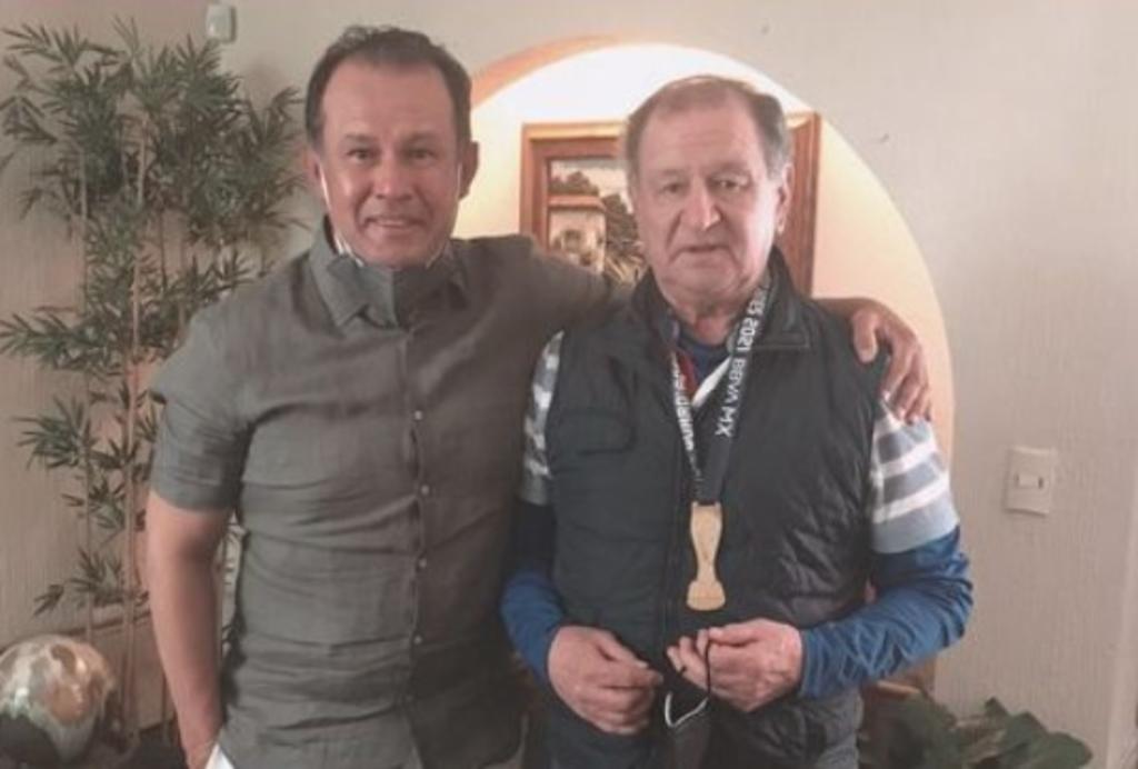 En menos de 24 horas de haber conseguido el campeonato con Cruz Azul, Juan Reynoso se reunió con Enrique “Ojitos” Meza para regalarle la medalla del título del torneo Guard1anes 2021. (ESPECIAL)