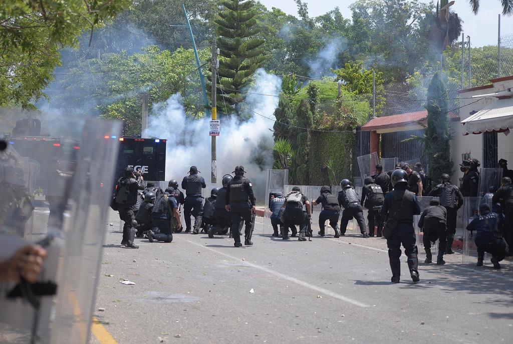 Unos 200 estudiantes de la escuela normal rural Mactumactzá del estado de Chiapas, sureste de México, se enfrentaron contra un número similar de agentes de la policía estatal en la ciudad de Tuxtla Gutiérrez, capital de la entidad. (EFE)