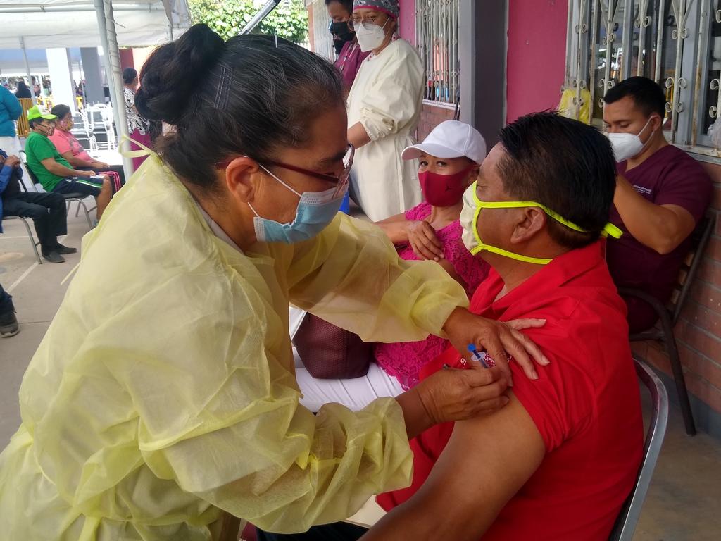 Este martes empieza la campaña de vacunación contra COVID-19 para adultos de 40 a 49 años de edad, en el municipio de San Pedro. (MARY VÁZQUEZ)