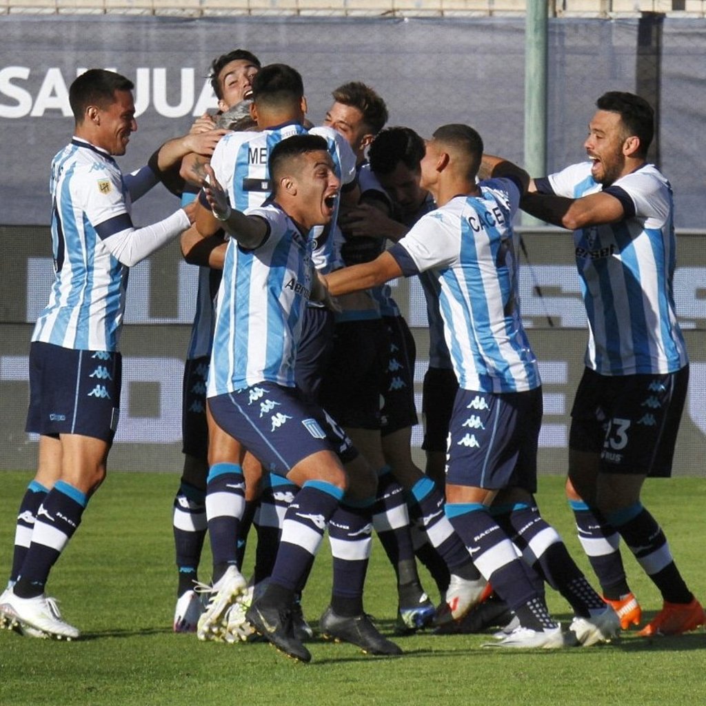 Festejan jugadores de Racing tras eliminar a Boca Juniors en las semifinales de la Copa de la Liga Profesional de Argentina. (EFE)