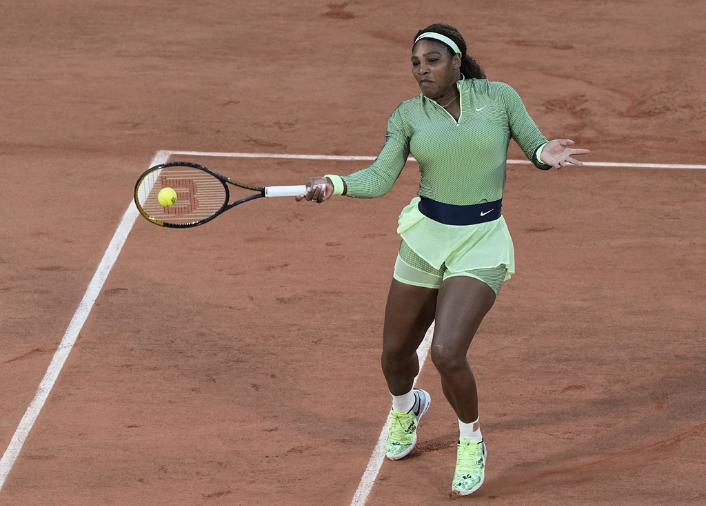 Serena Williams levantó dos pelotas de set en el primer parcial y terminó por derrotar 7-6, 6-2 a Irina-Camelia Begu. (AP)
