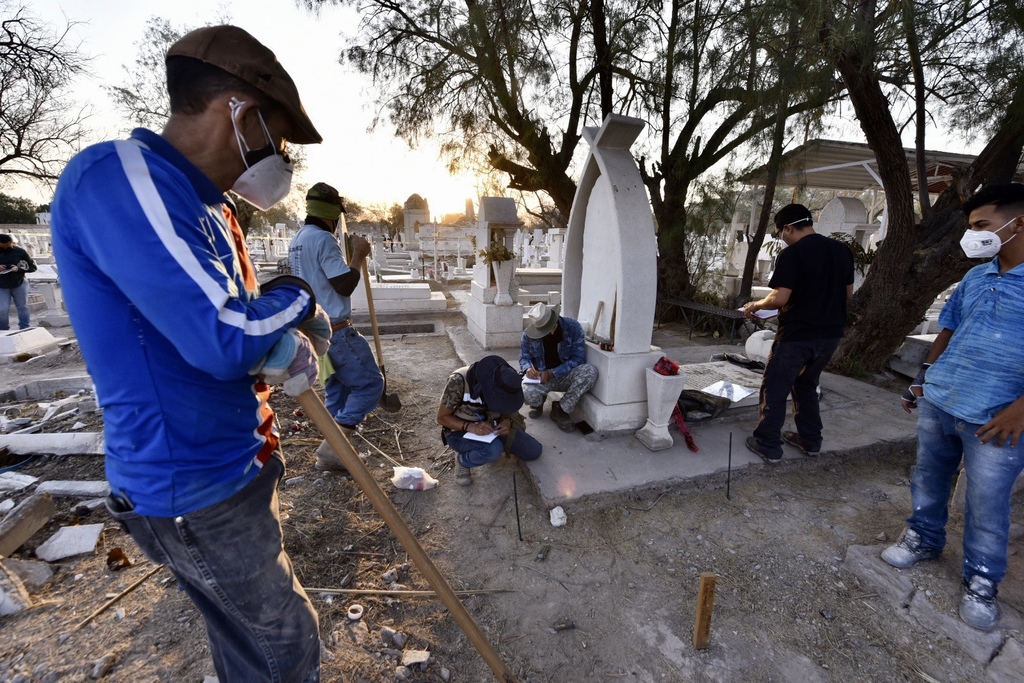 En el Panteón Municipal Número 1 se lleva a cabo la segunda exhumación masiva en Torreón. (ARCHIVO)