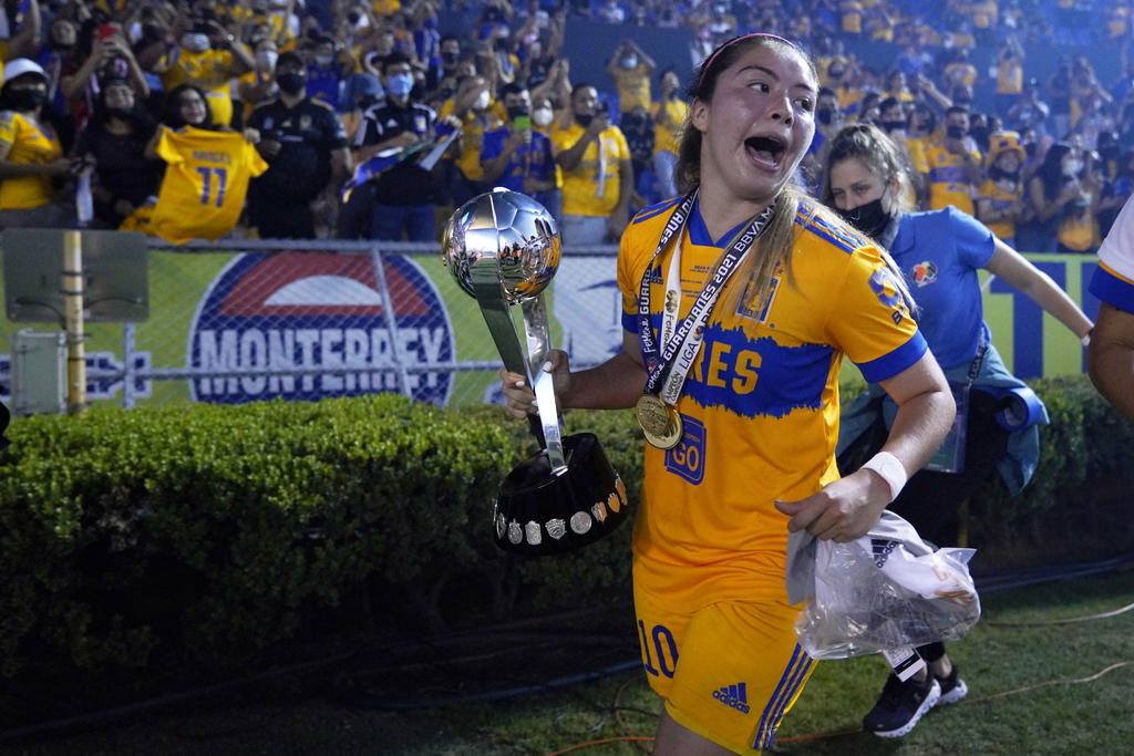 Katty Martínez con el trofeo que acredita a las Tigres como campeonas de la Liga MX. (JAM MEDIA)