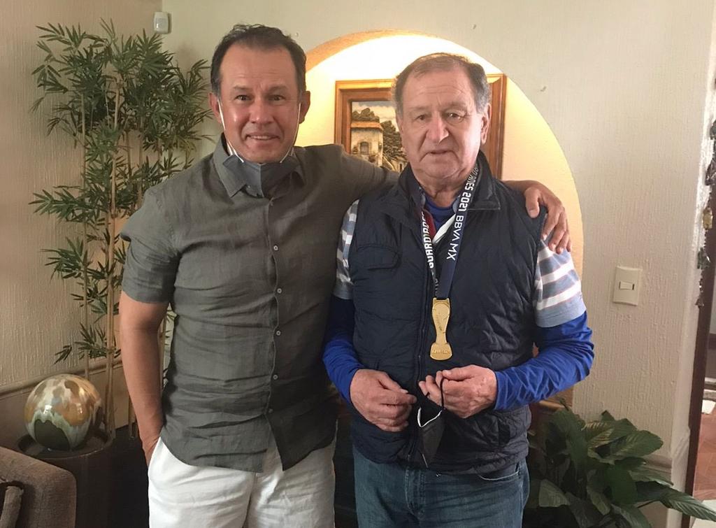 Juan Reynoso, técnico de Cruz Azul, le regaló la medalla de campeón a Enrique Meza, del que fue su auxiliar y su jugador. (CORTESÍA)