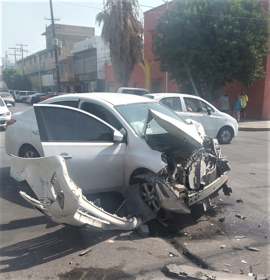 Los hechos se registraron cerca de las 10:40 horas en el cruce de la avenida Presidente Carranza y la calle Treviño. (EL SIGLO DE TORREÓN)