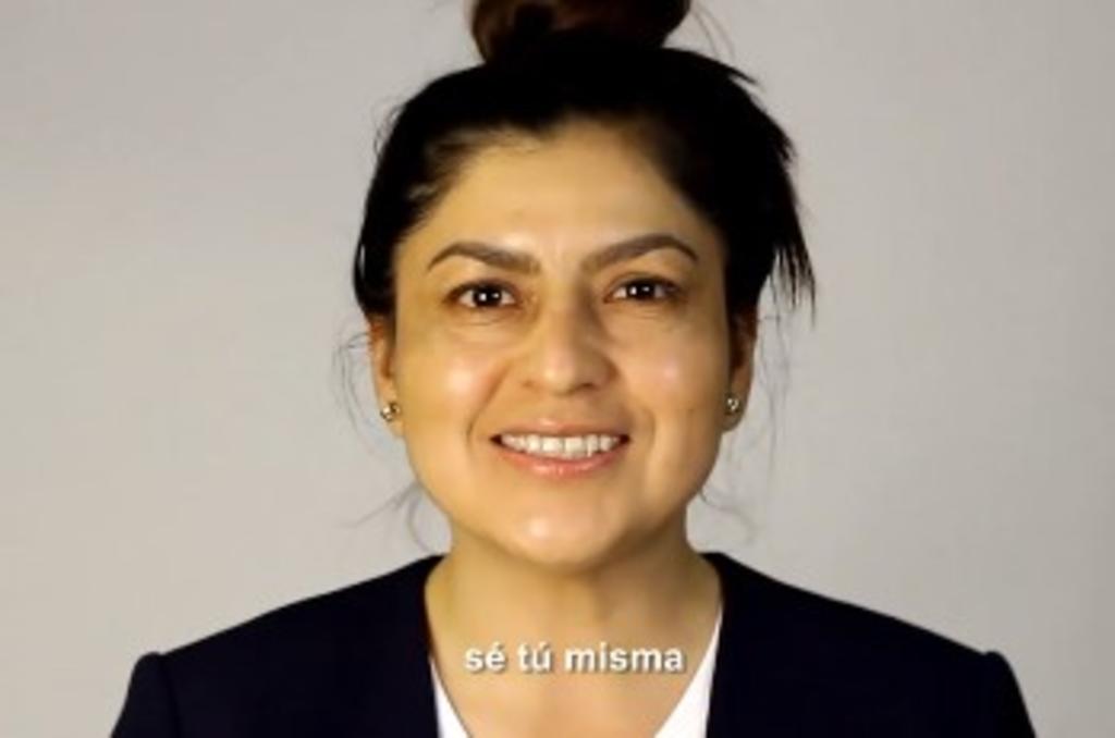 Con los mensajes de agresiones en redes sociales que ha sufrido por su aspecto y con imágenes de su rostro sin pintura, la candidata de Morena a la alcaldía de Puebla, Claudia Rivera Vivanco emprendió una campaña para denunciar la violencia de género durante el proceso electoral. (Especial) 