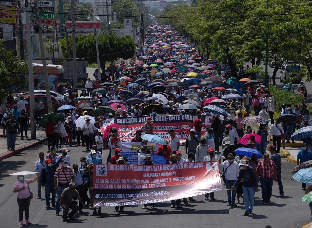 Unos 4,000 maestros marcharon este martes en la ciudad de Tuxtla Gutiérrez, capital de estado de Chiapas, sureste de México, para exigir la reinstalación de una mesa de diálogo entre la Coordinadora Nacional de los Trabajadores de la Educación (CNTE) y el presidente Andrés Manuel López Obrador. (EFE)
