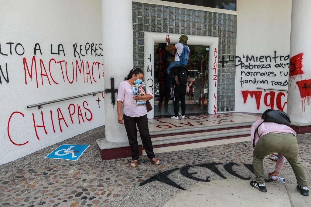 Un centenar de integrantes de la escuela normal rural de Ayotzinapa exigieron este martes la liberación de 19 estudiantes encarcelados en el estado de Chiapas mediante un bloqueo y actos vandálicos en el balneario de Acapulco, sur de México. (EFE)