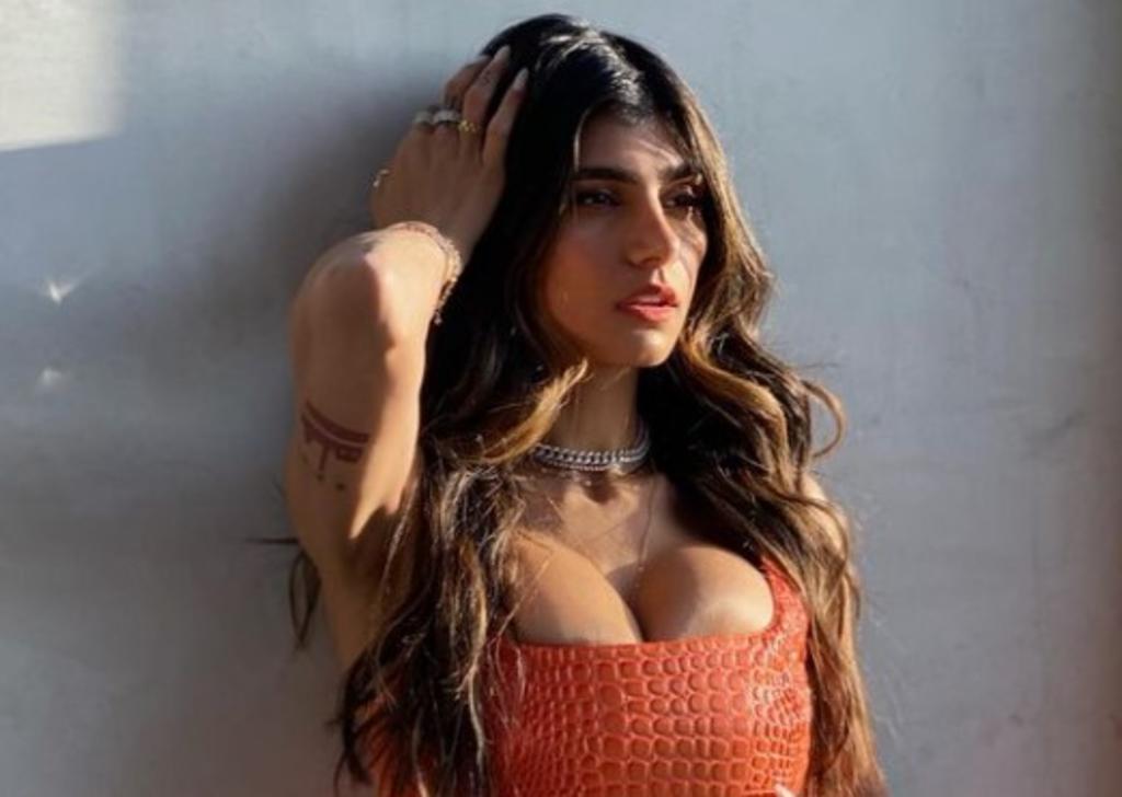 Este fin de semana, Mia Khalifa sorprendió a sus más de 24.1 millones de seguidores en Instagram con unas fotografías luciendo sus curvas en entallado atuendo naranja.