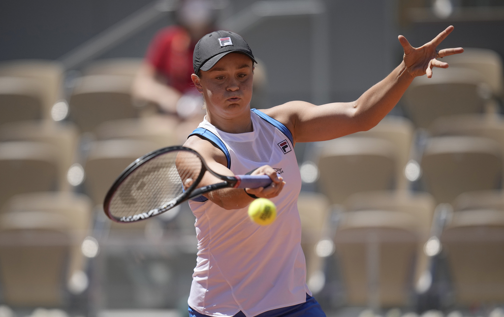Ashleigh Barty, número uno del mundo, se impuso 6-4, 3-6, 6-2 a Bernarda Pera, para meterse a la segunda ronda de Roland Garros. (AP)