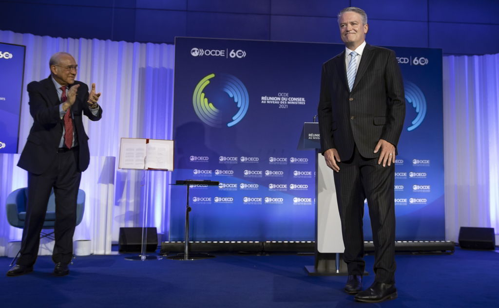 En la imagen se observa a José Ángel Gurría, que duró 15 años al frente de la OCDE, aplaudiendo al nuevo secretario general del organismo, Mathias Cormann. (EFE)