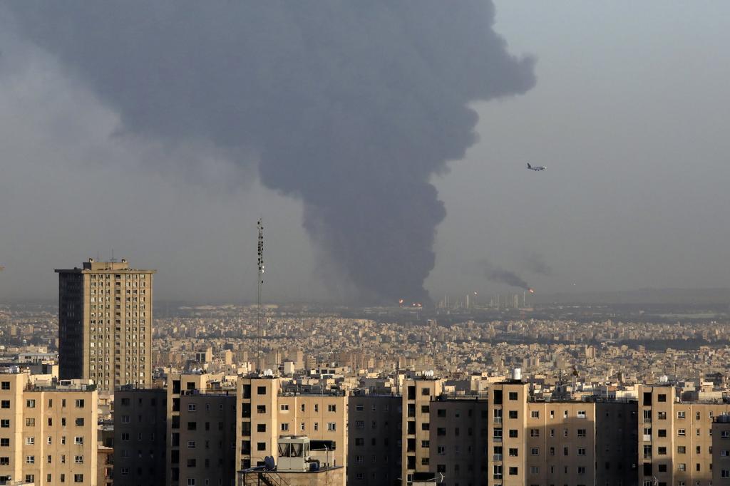 Un enorme incendio estalló el miércoles en la refinería petrolera que sirve a la capital iraní, despidiendo densas columnas de humo negro sobre Teherán. De momento no quedó claro si alguien resultó lastimado. (ESPECIAL) 