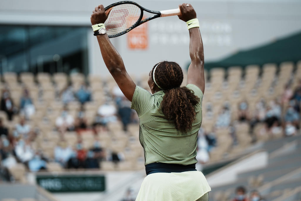 La estadounidense Serena Williams se dejó un set en la segunda ronda de Roland Garros ante la rumana Mihaela Buzarnescu, 174 del mundo, a la que acabó derrotando por 6-3, 5-7 y 6-1 en 2 horas y 3 minutos. (AP)
