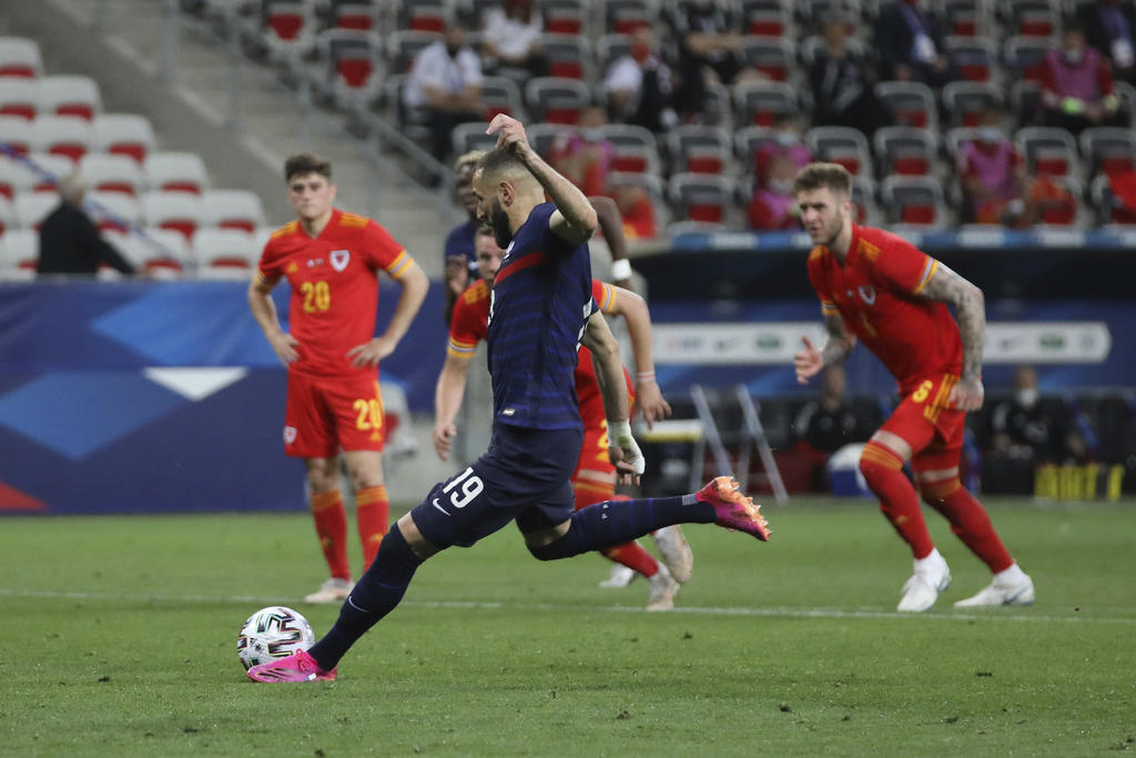 Karim Benzema, delantero del Real Madrid, falló un penalti en el minuto 25 en un amistoso ante Gales, en su reaparición este miércoles con la selección de Francia, 5 años y 7 meses después de su último partido con los 'bleus'. (AP)