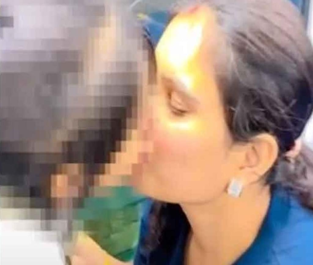 A través de TikTok, se volvió viral el video de una mujer besando a su hija pequeña en la boca y generó polémica al ser considerada su actitud como inapropiada. (YouTube) 