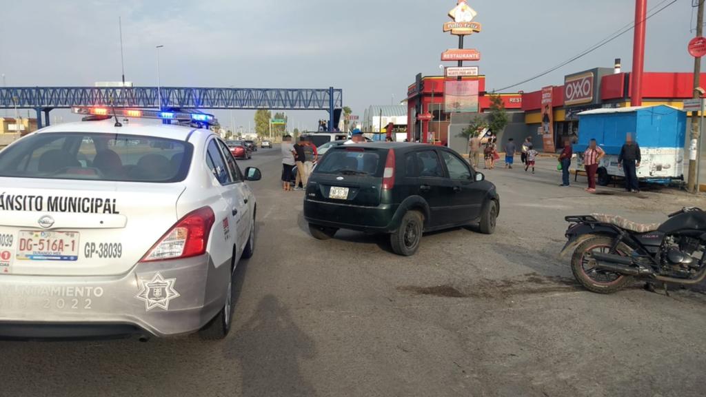 Grave, motociclista que fue embestido por auto sobre el Periférico de Gómez Palacio, el conductor probable responsable del accidente fue detenido en el lugar. (EL SIGLO DE TORREÓN)