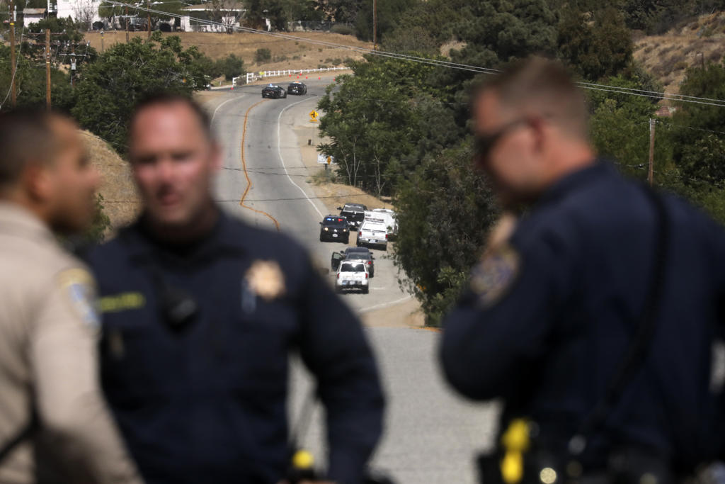 Autoridades policiales cierran un camino durante una investigación de un tiroteo en la estación de bomberos 81, el martes 1 de junio de 2021, en Santa Clarita, California. (AP Foto/David Swanson)