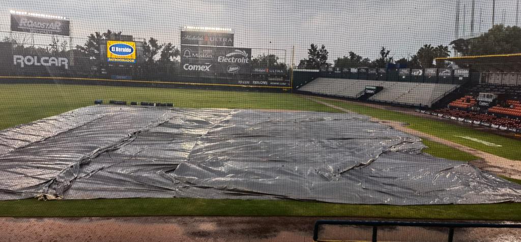 La fuerte lluvia que cae en la ciudad de Aguascalientes, obligó a que se pospusiera el segundo duelo de la serie entre los locales Rieleros y los Algodoneros del Unión Laguna, por lo que la tarde de este jueves se disputará un doble juego para completar la serie número 4 de la temporada 2021 en la Liga Mexicana de Beisbol. (ESPECIAL)
