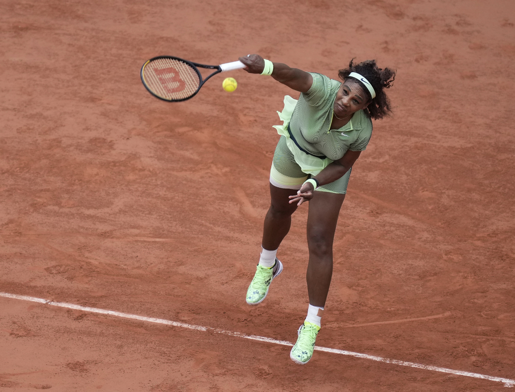 Serena Williams trabajó demás para imponerse 6-3, 5-7, 6-1 a Mihaela Buzarnescu. (AP)