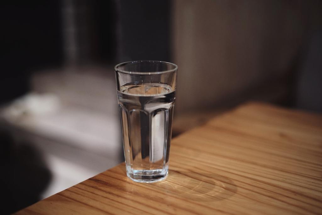 Se recomienda a las personas consumir al menos 2 litros diarios de agua, dependiendo de su peso.